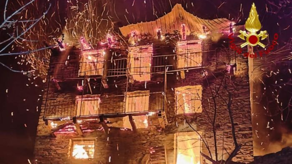 Stabile a fuoco in mezzo ai boschi di Cervatto